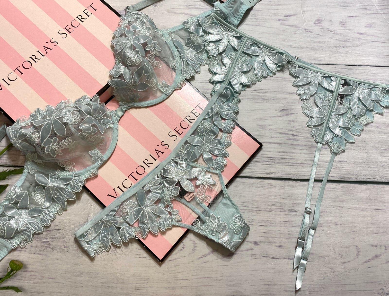 

Victorias Secret LUXE Без подкладки Комплект из 3-х стрингов с подвязками и цветочным принтом без подкладки Цветочно-голубой, Aqua blue