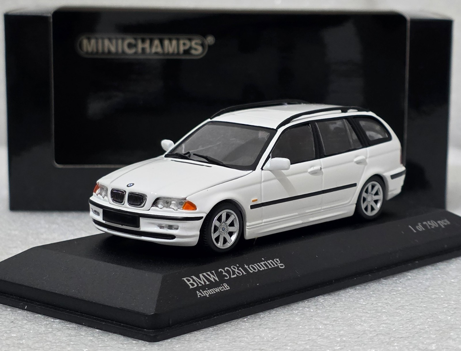 BMW 328i Touring (e46) 1999 Alpine White 1:43 Minichamps