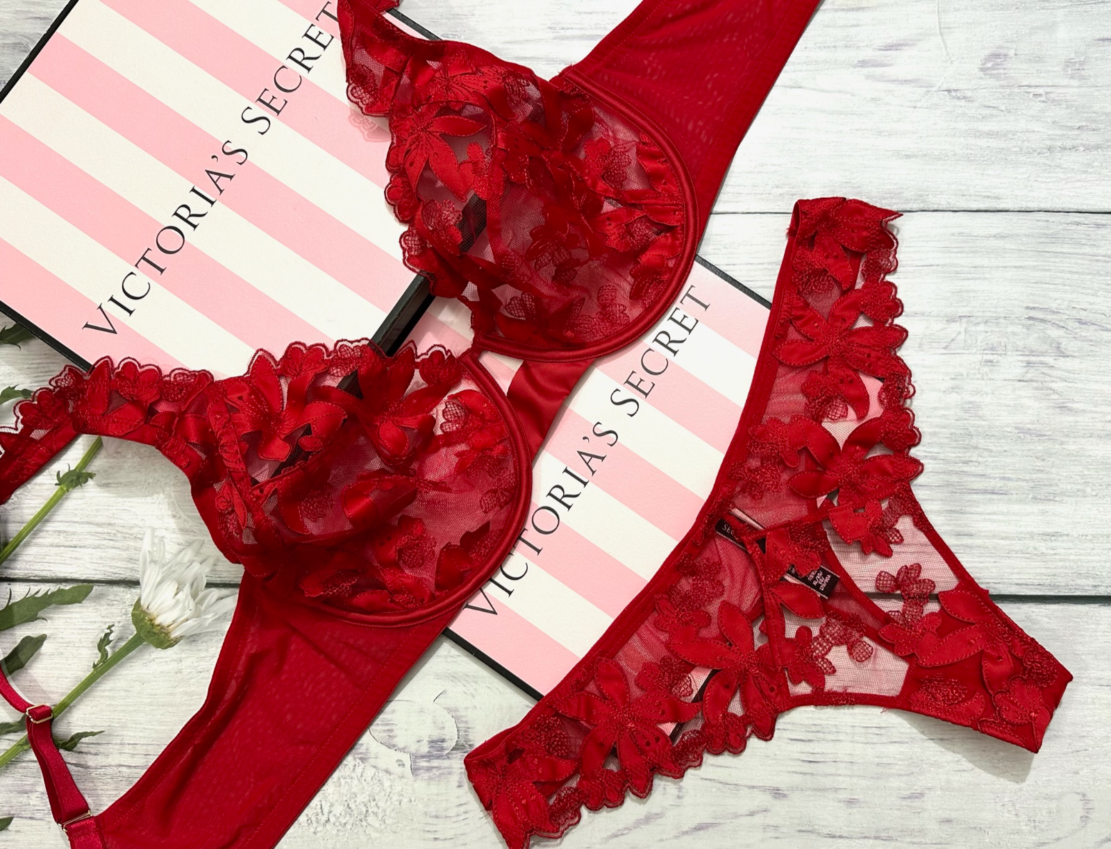 

Victorias Secret LUXE Бюстгальтер Demi Thong без подкладки с аппликацией и вышивкой Красный