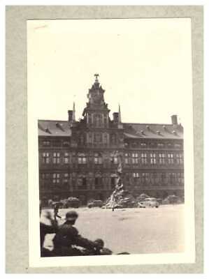 Foto Wehrmacht in Belgien 19.5.1940 Fahrzeuge vor dem Rathaus in Antwerpen