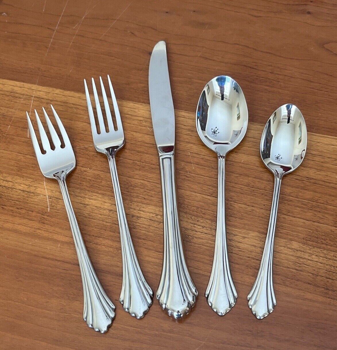 【Oneida】 メロンフォルムのティーサービス 4点 Amazon.com | Oneida True Rose Iced Tea Spoons, Set of 4