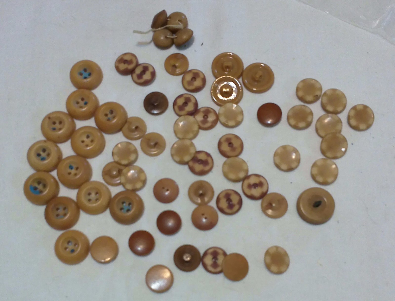 ANTIQUE ASSORTMENT BEIGE TO BROWNISH BUTTONS 1930's