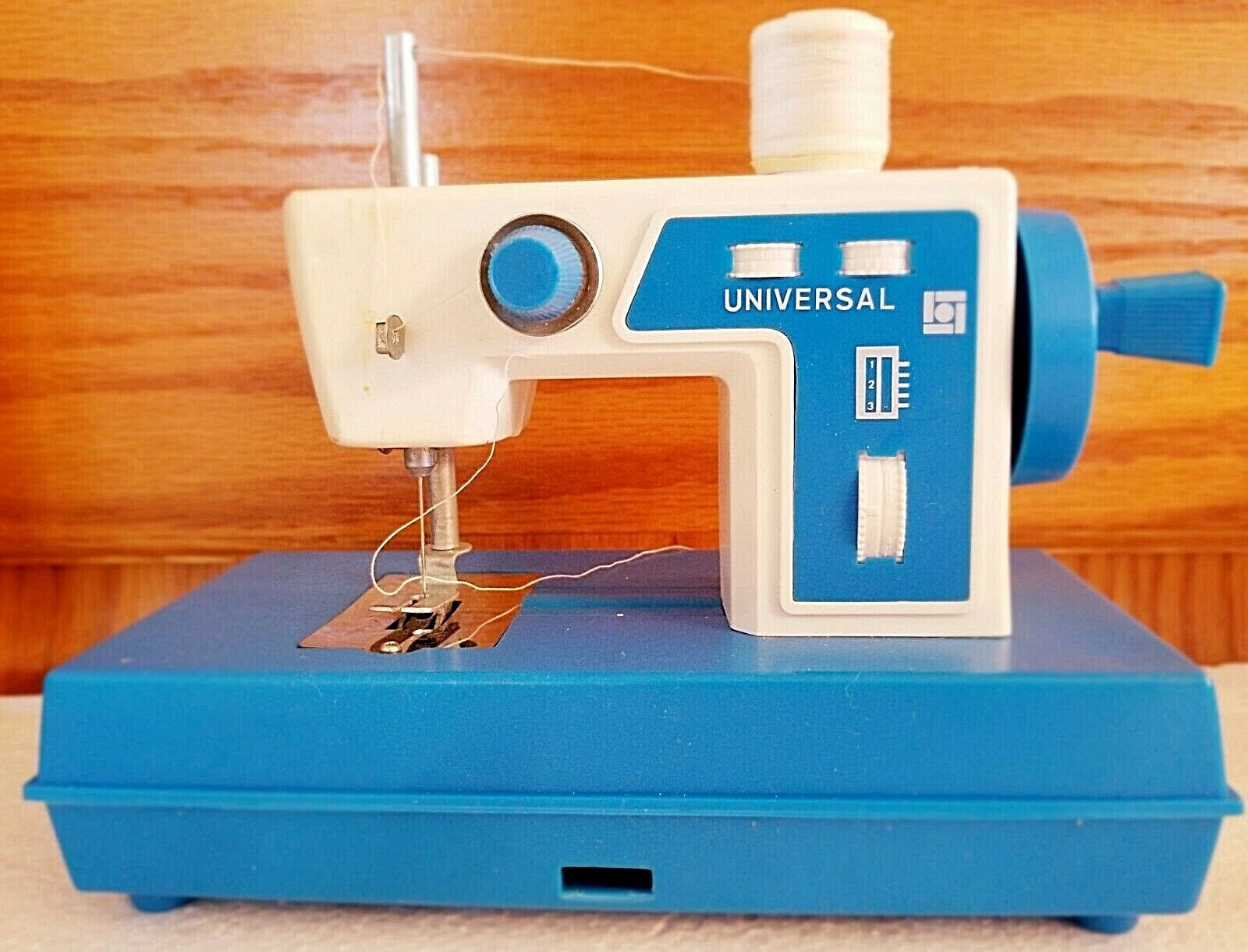 Vintage 1960s Universal Kresge Childs Toy Crank Sewing Machine In Original Box