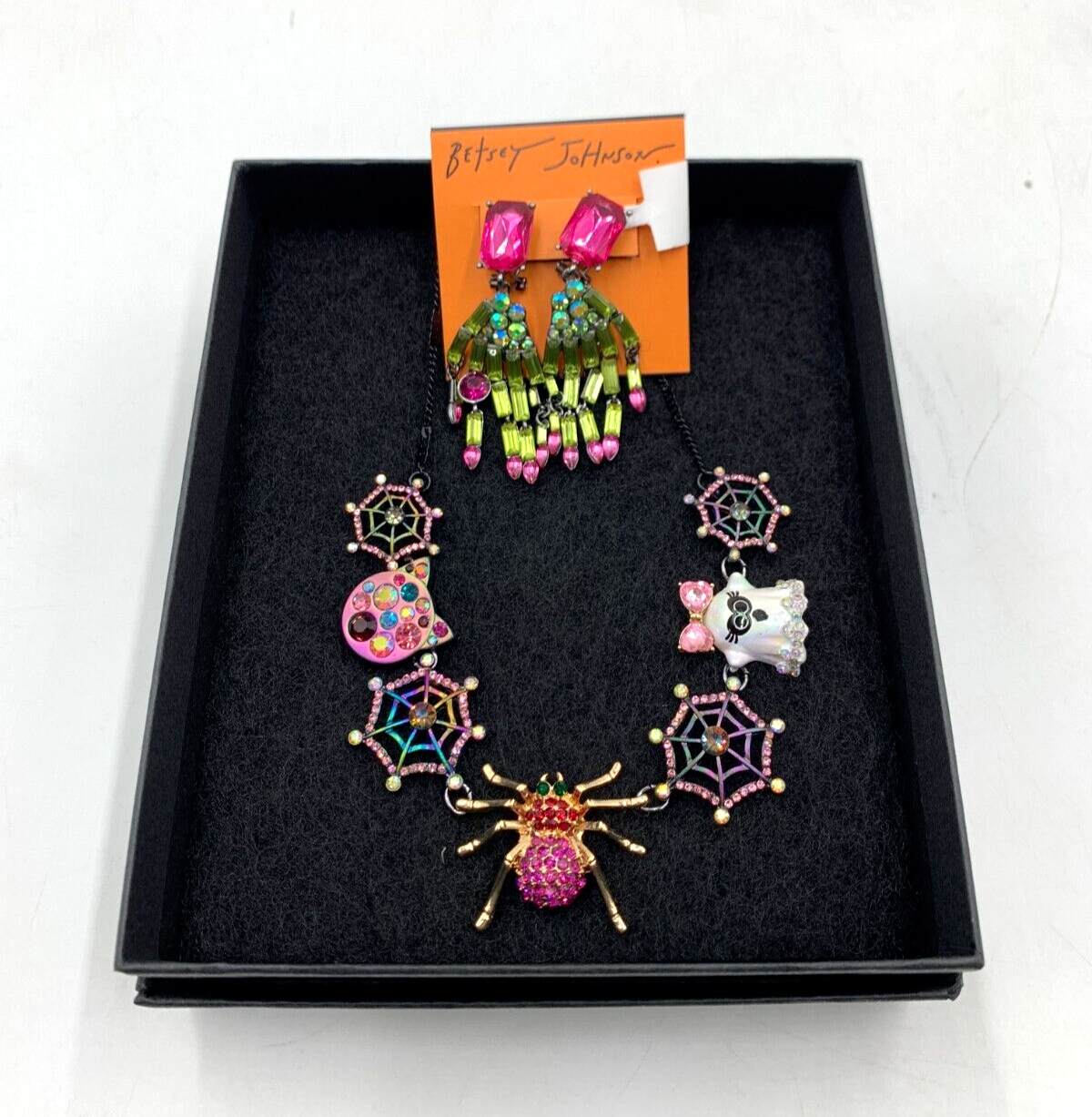 Amazing jewelry様 Betsey Johnson Halloween Charm Necklace w/ Skeleton Hand