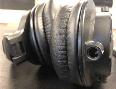 Audio-Technica ATH-M40x Closed-Back Professional Studio Monitor Headphones Black