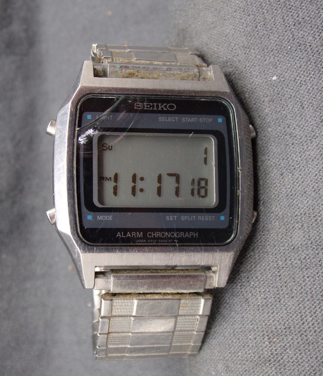 Men's Vintage SEIKO Digital Watch w New Battery - Cracked