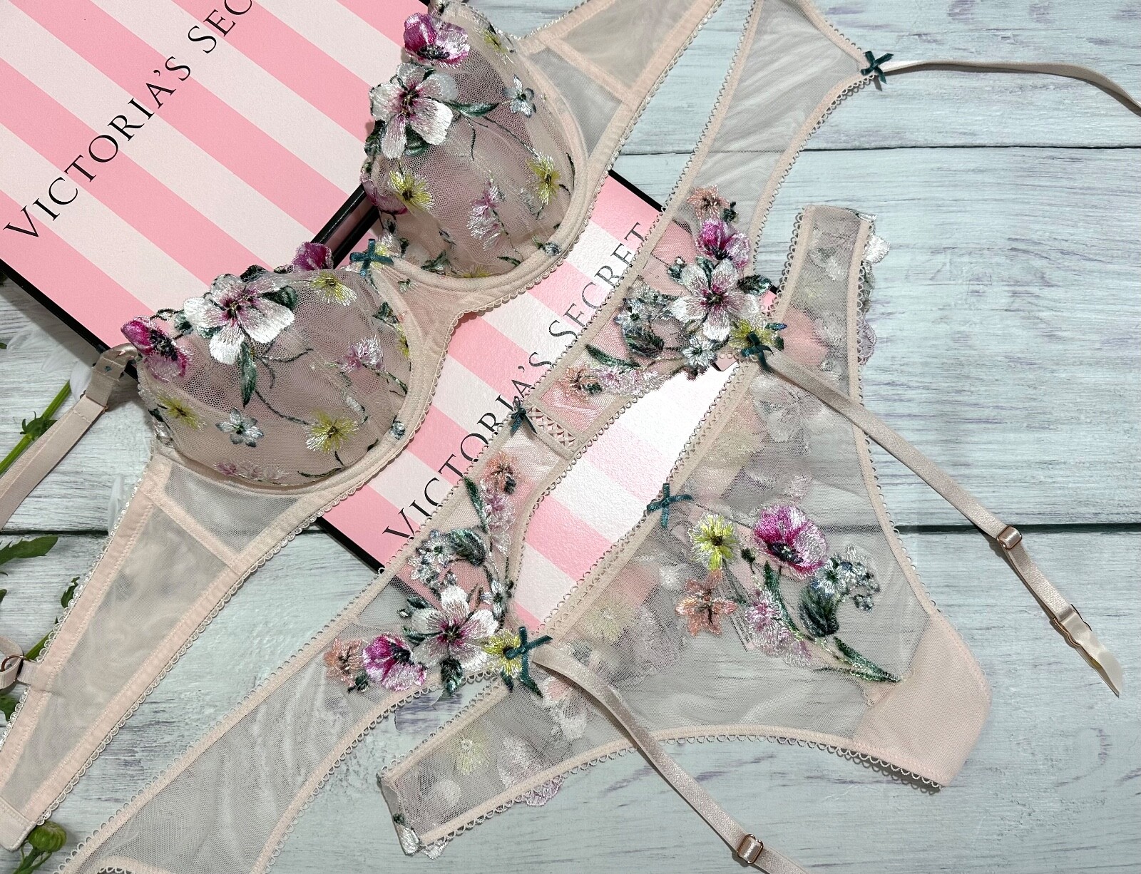 

Victorias Secret Dream Angels Spring-Bouquet Комплект из 3 бюстгальтеров и стрингов с подвязками, White rose pink