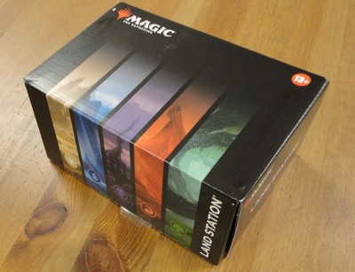 Magic The Gathering Land Station (400 Basic Lands plus storage box) WOCD05680000