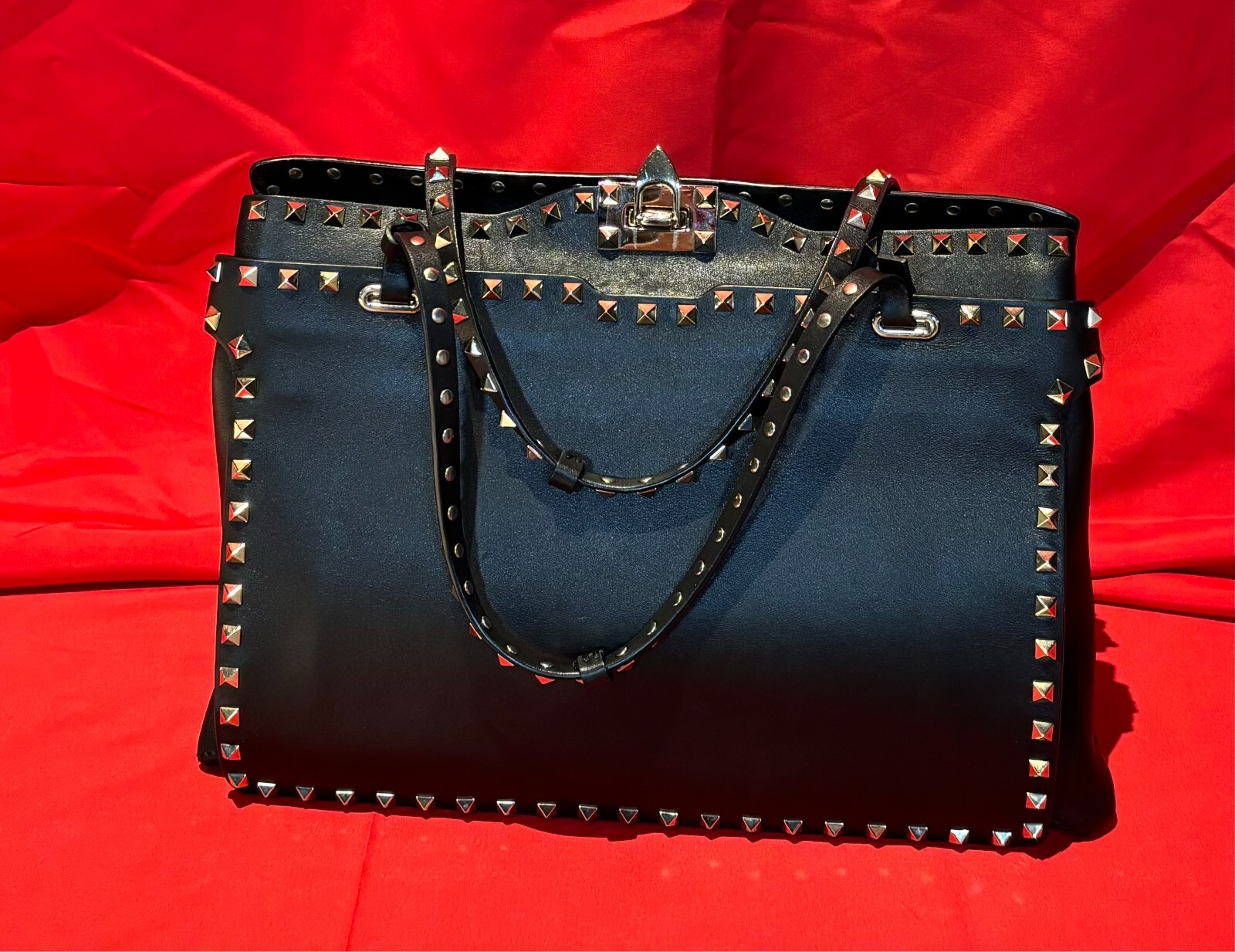トートバッグ VALENTINO GARAVANI ROCKSTUD SMALL LEATHER TOTE BAG Valentino Garavani Small rockstud leather tote bag | The