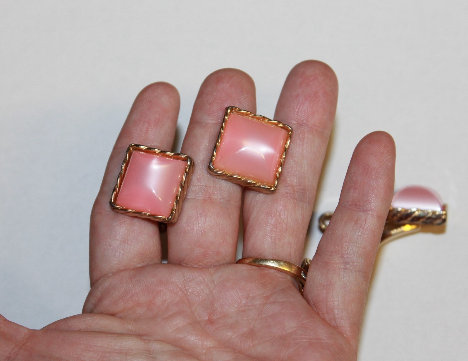 Pink Moonglow Square Gold Tone Cufflinks & Tie Clip Bar Set Vintage Estate