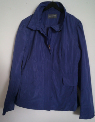 Blaue Jacke für Übergang/Regen etc. mit Kragen und Taschen Gr. M