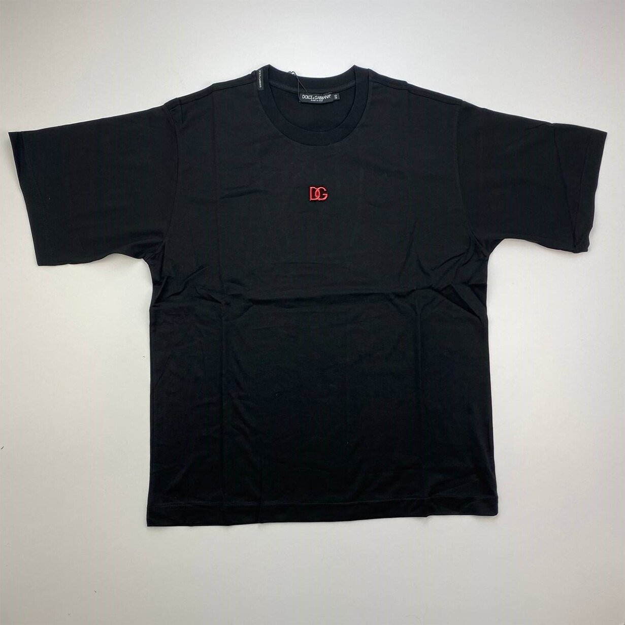 【関税＆送料込み】Dolce & Gabbana T-Shirt With Logo Plaque Dolce & Gabbana V-neck T-shirt Black with plaque mens IT 48