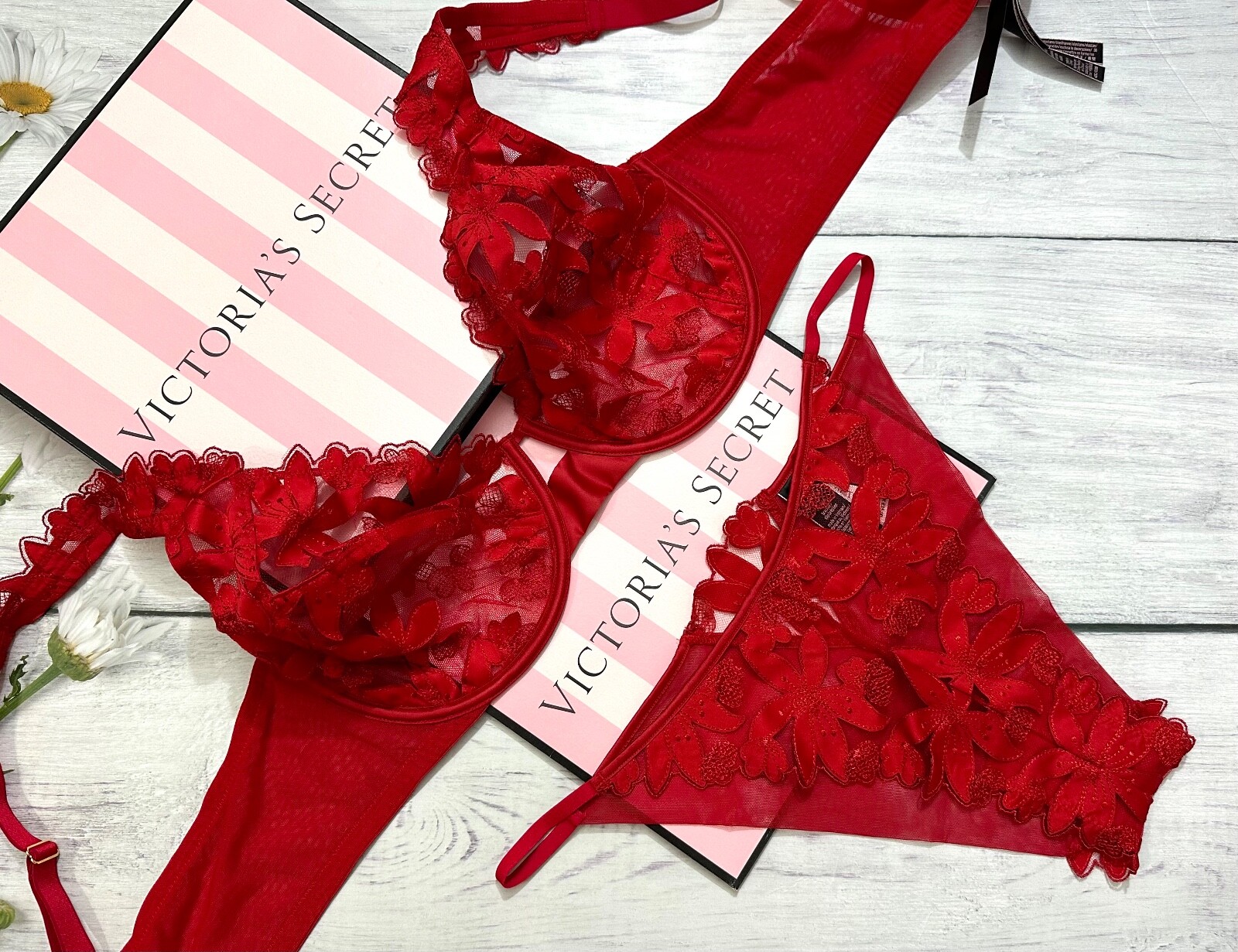 

Victorias Secret Деми Бразильский Бюстгальтер Без Подкладки с Вышивкой и Аппликацией Красный