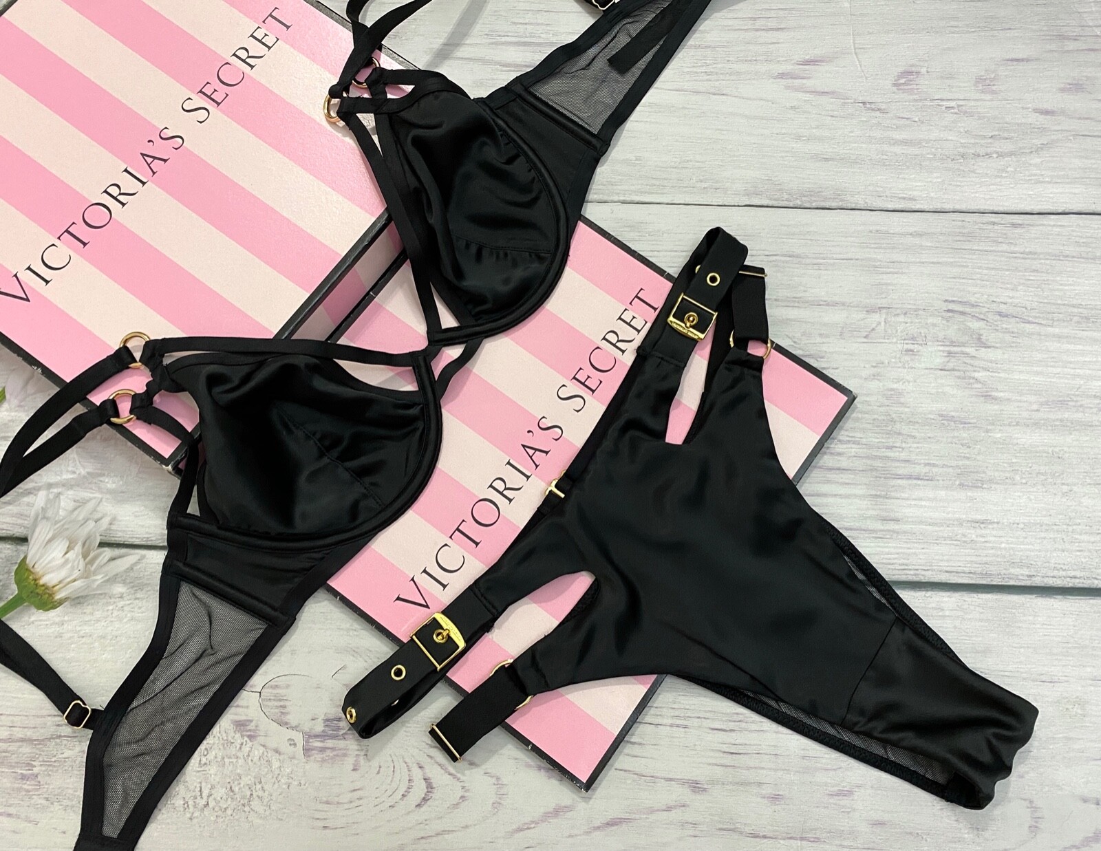 

Очень сексуальный атласный бюстгальтер без подкладки Victorias Secret с глубоким вырезом и пряжкой в бразильском стиле, черный, Very Sexy