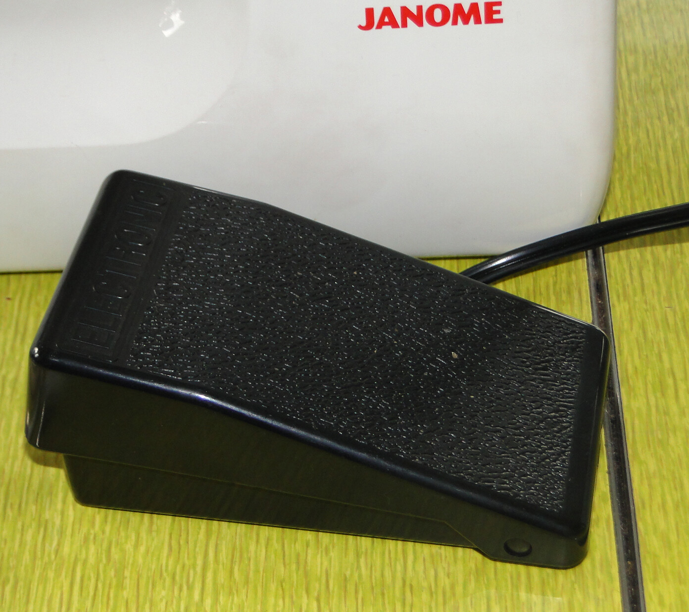 Janome Decor Excel 5018 Sewing Machine with Carry Case and Accessories