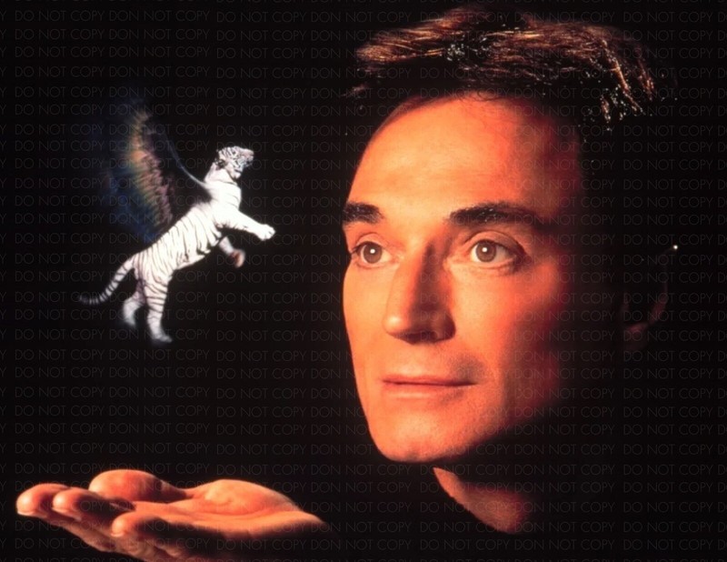 ROY HORN SETTING HIS FLYING TIGER FREE / Archival Magicians Photo Reprint