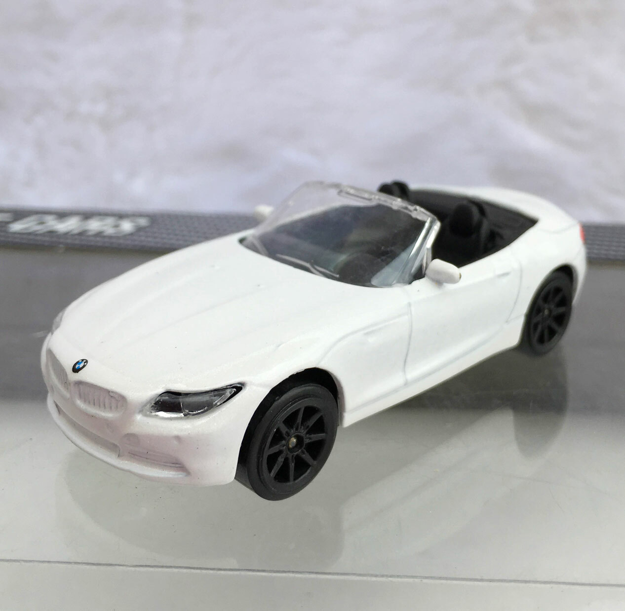 BMW Z4　ミニカー Majorette BMW Z4 - White - Wheels 8S Black - 1:56 (3
