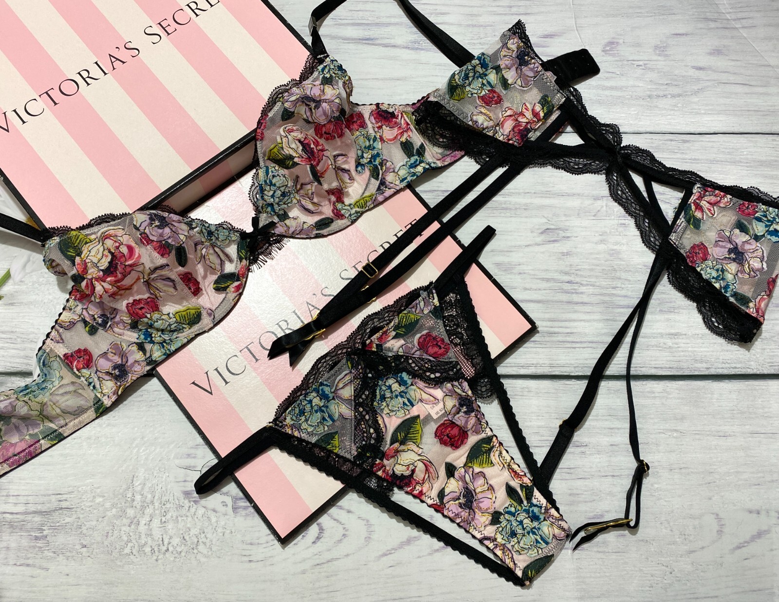 

Victorias Secret Dream Angels Demi без подкладки из 3 частей бюстгальтера с вырезами и трусиками с подвязками, White rose pink
