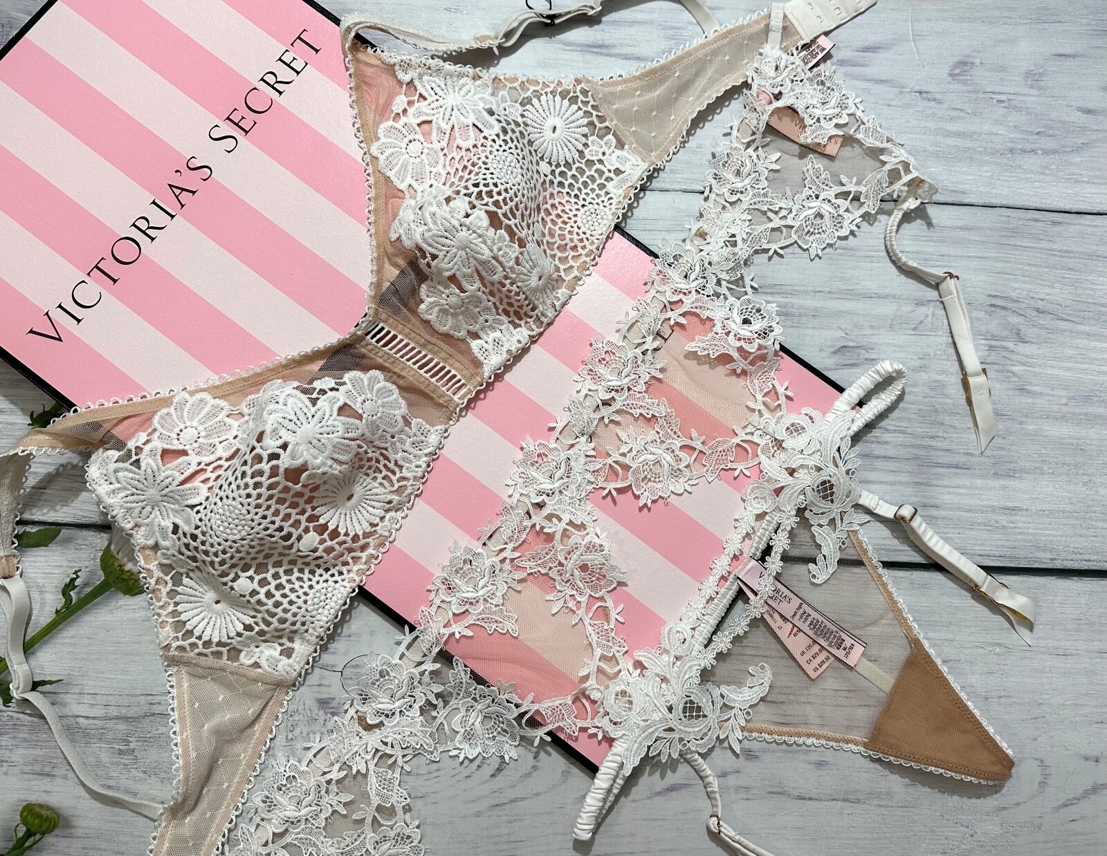 

Victorias Secret Dream Angels Беспроводная аппликация Бралетт с цветочным принтом и стринги с подвязками, White beige
