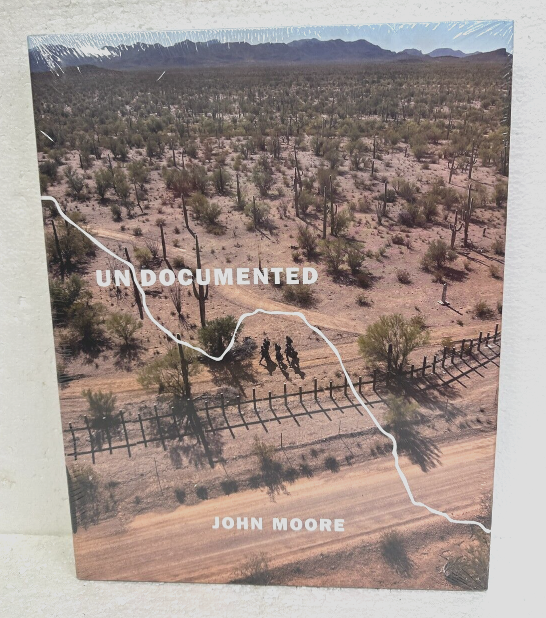 JOHN MOORE写真集 UNDOCUMENTED Undocumented ( Migrants ) by John Moore 2018 HB/DJ *New In