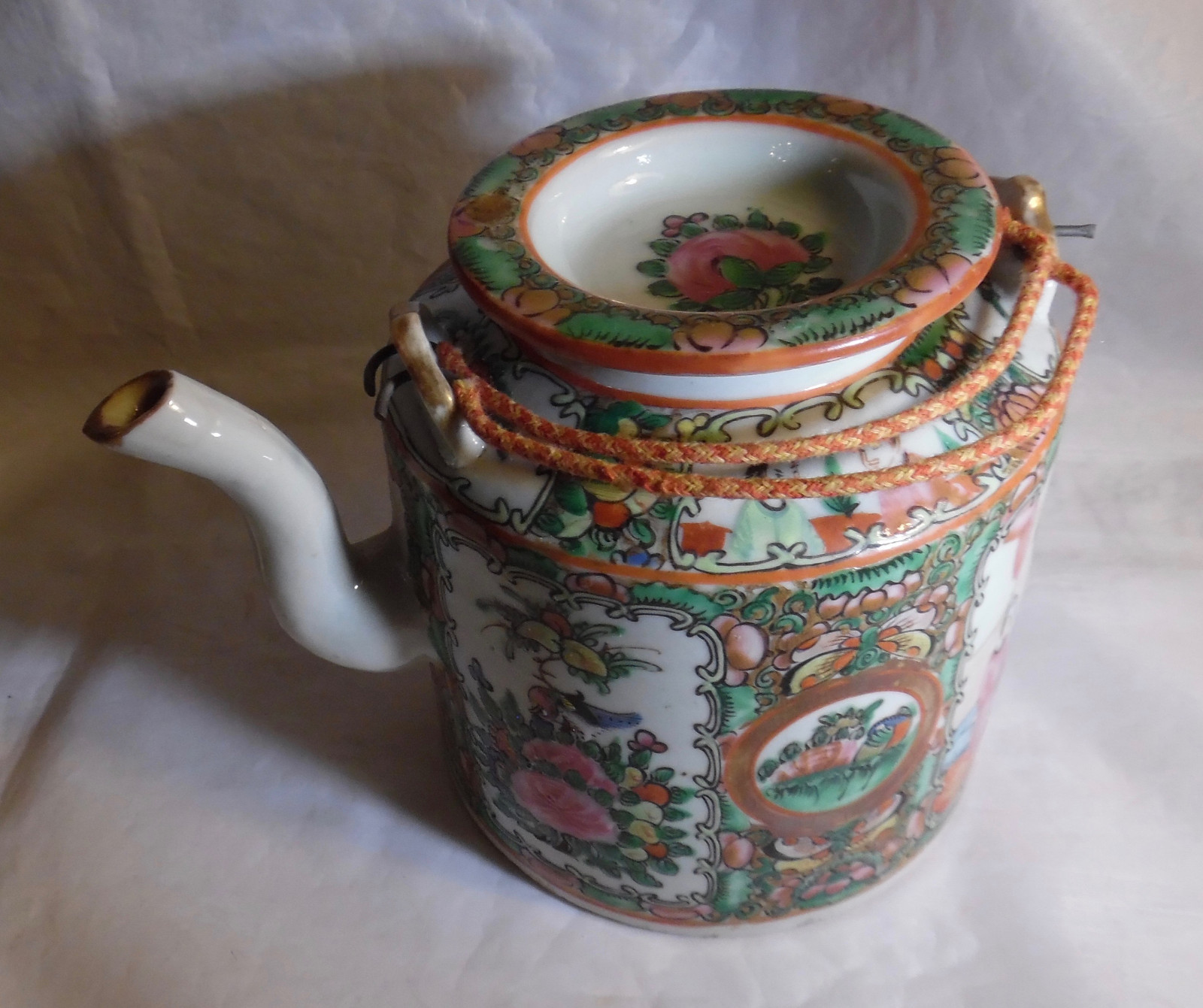 Rose Medallion Tea Basket w/2 Cups and a Teapot