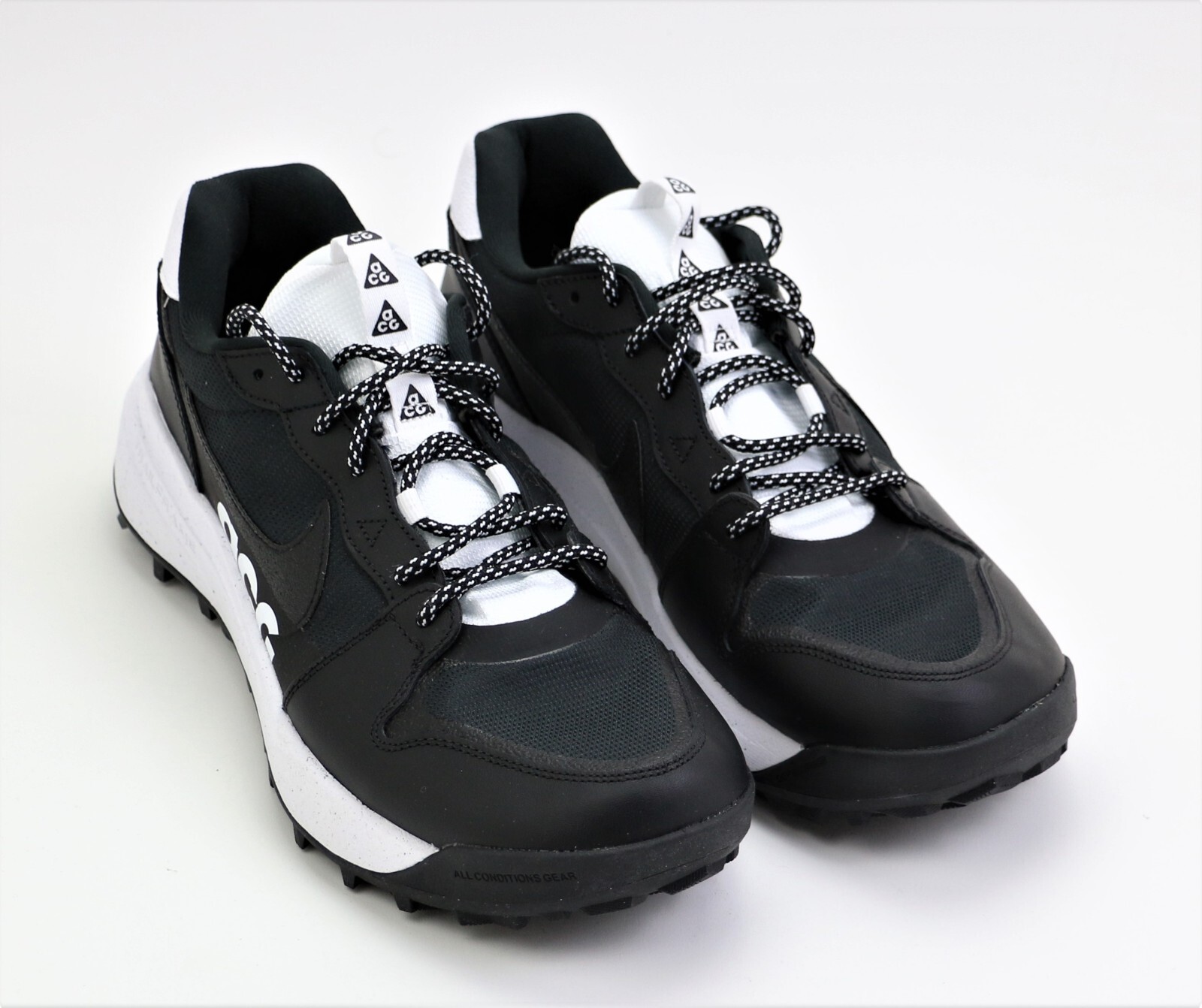 

Мужская обувь Nike ACG Lowcate SE размер 12 DX2256-001 черный/белый новый все состояние, Black/black/white/white color, Nike ACG Lowcate