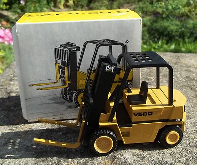 NZG WEST GERMANY 1/25 309 CAT V50D FORKLIFT TRUCK -NEW/BOXED 2nd type decal