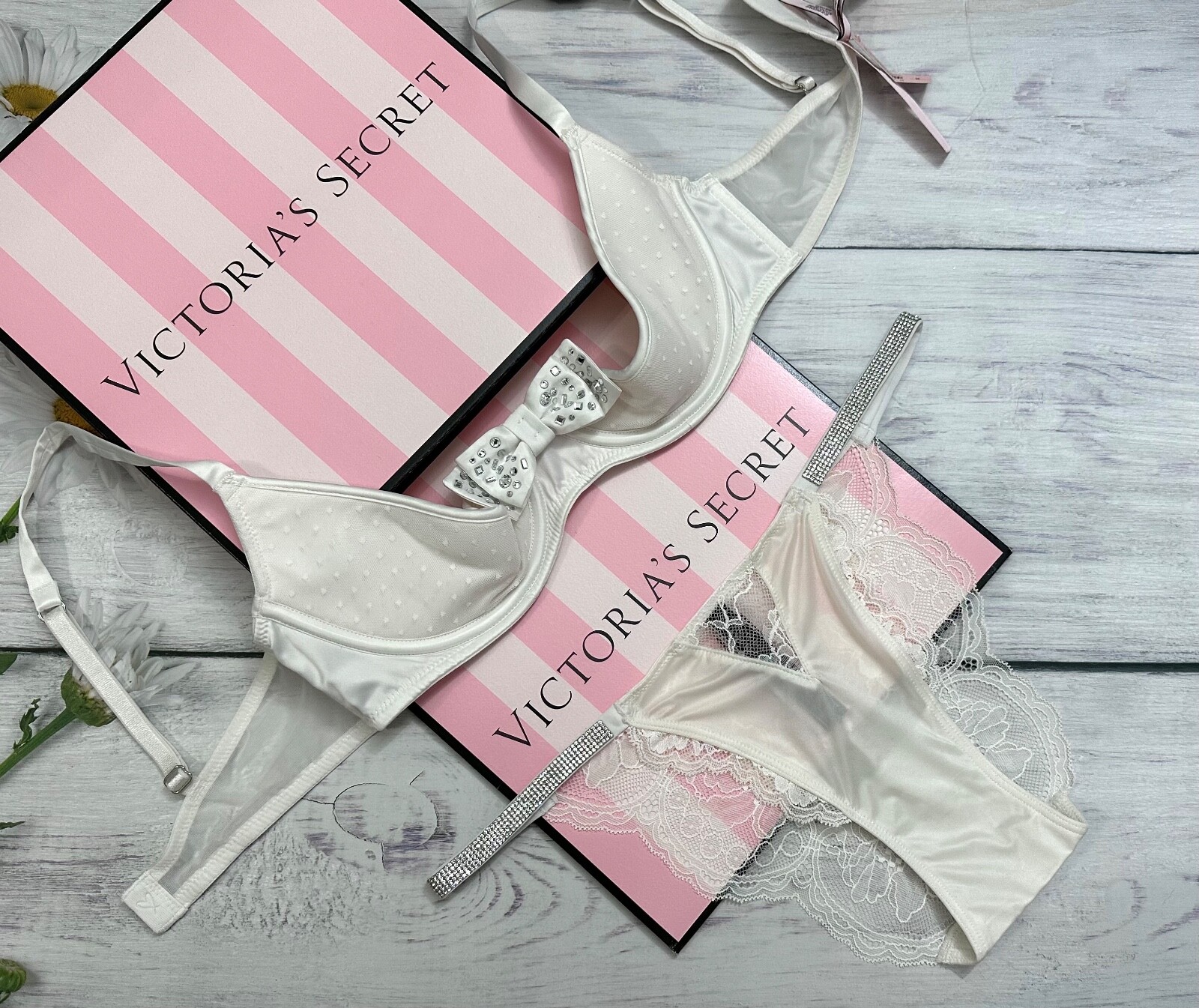 

Victorias Secret Quarter 3/4 Semi Cup Бюстгальтер с бантиком и стразами Cheeky Set White, Белый, Luxe Lingerie