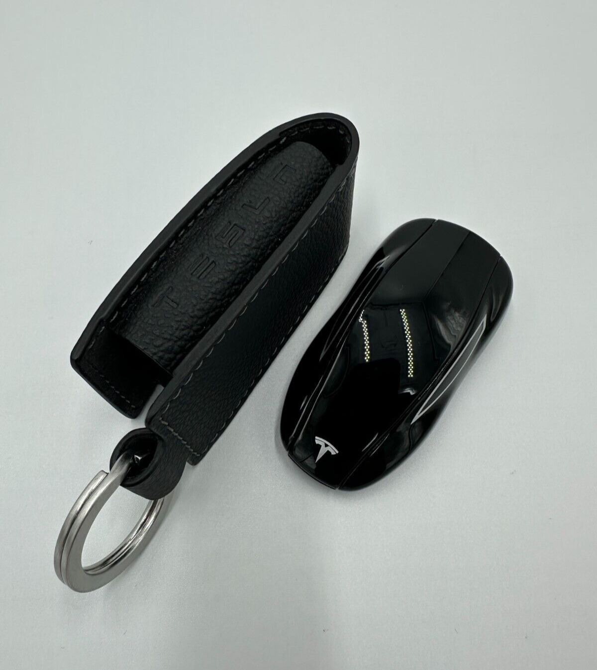 2012 - 17 TESLA MODEL S SMART KEY WITH CASE REMOTE FCC: AQO002 A 1043806-00-B
