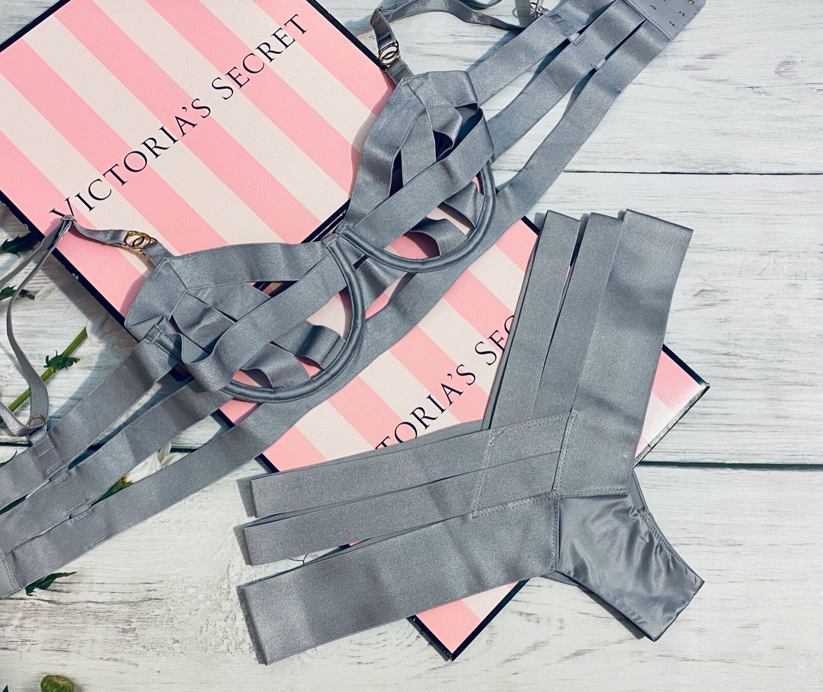 

Комплект нижнего белья Victorias Secret Luxe Lingerie с полосками и бретельками, серый, Pearl stone