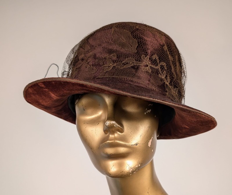 EDWARDIAN BROWN SILK + VELVET CLOCHE HAT W SILK LACE  display picture 3