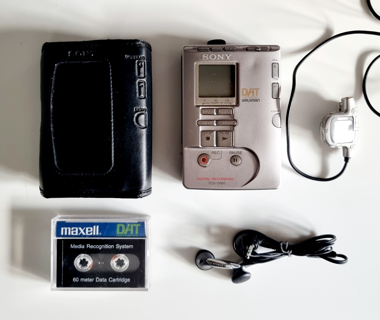 SONY DAT WALKMAN TCD-D100 ソニー TCD-D100 2001年5月 | ソニー坊やと呼ばれた男