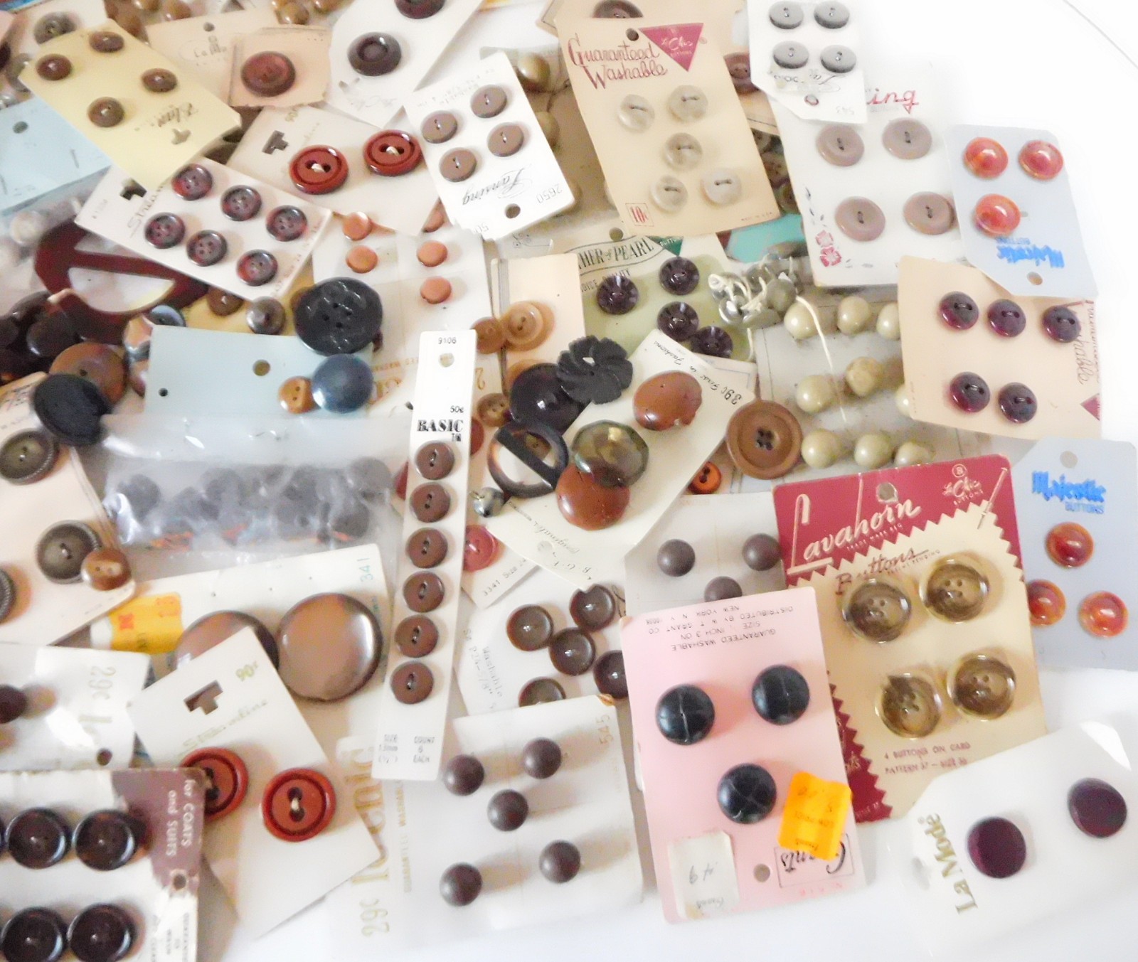 VINTAGE NEW UNUSED LOT OF 100+ NEUTRALS TO BROWN ASST. BUTTONS - MOST ON CARDS