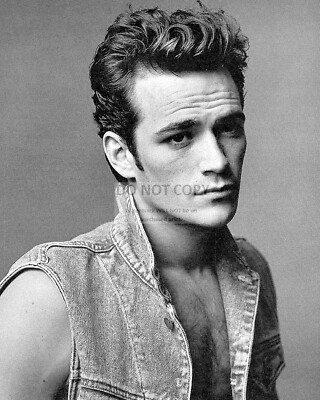 ACTOR LUKE PERRY - 8X10 PUBLICITY PHOTO (WW056)