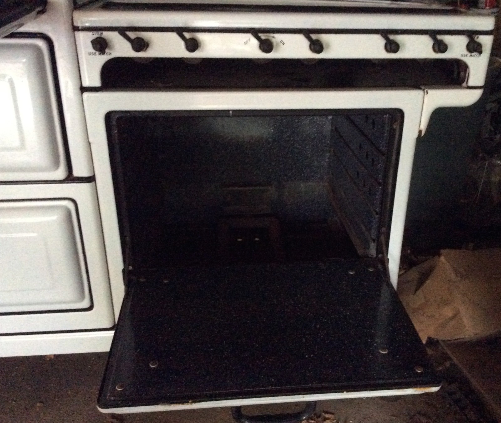 Vintage 1930s Left Stack Magic Chef 1000 Series Oven