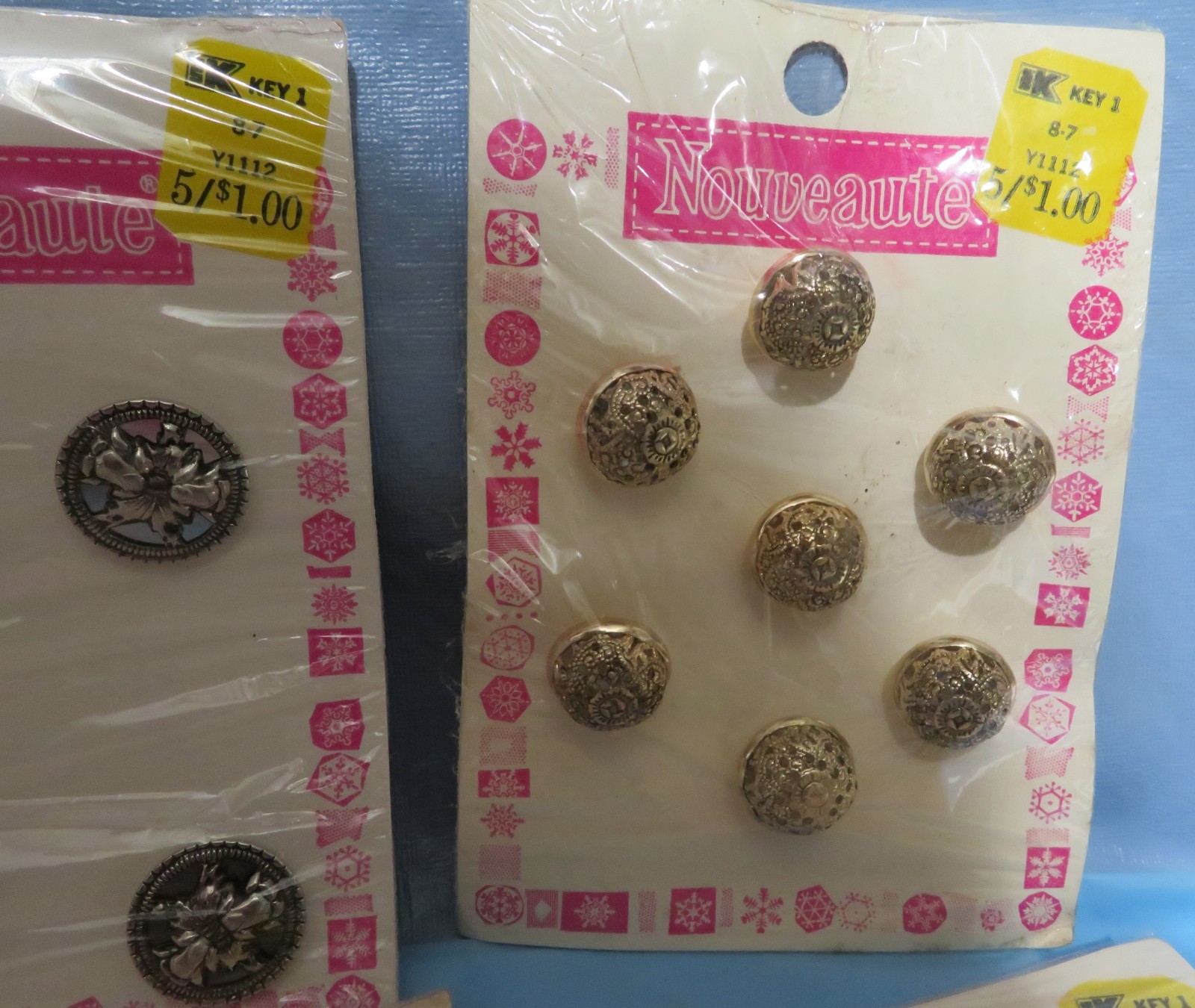 lot Vintage & New Sewing Buttons on 13 full Cards plus extras Nouveaute