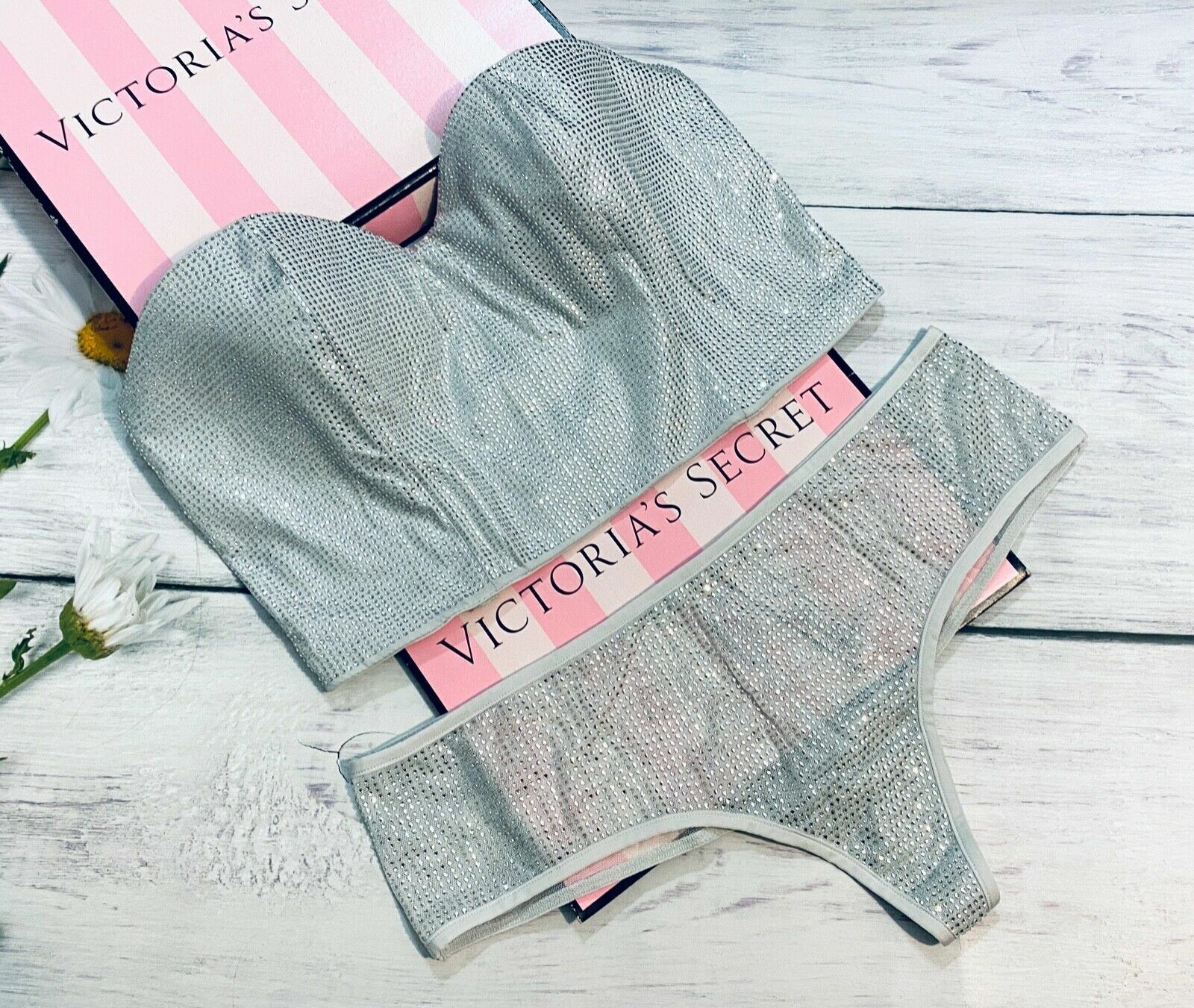 

NWT Victorias Secret Fashion Show SWAROVSKI Комплект трусиков-бюстье со стразами, Серебряный