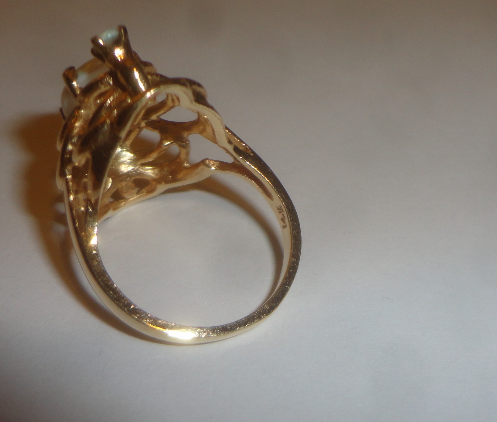 LADIES 14 KARAT YELLOW GOLD OPAL RING WITH CENTER OPAL &  2 OTHER, SIZE 7 1/2