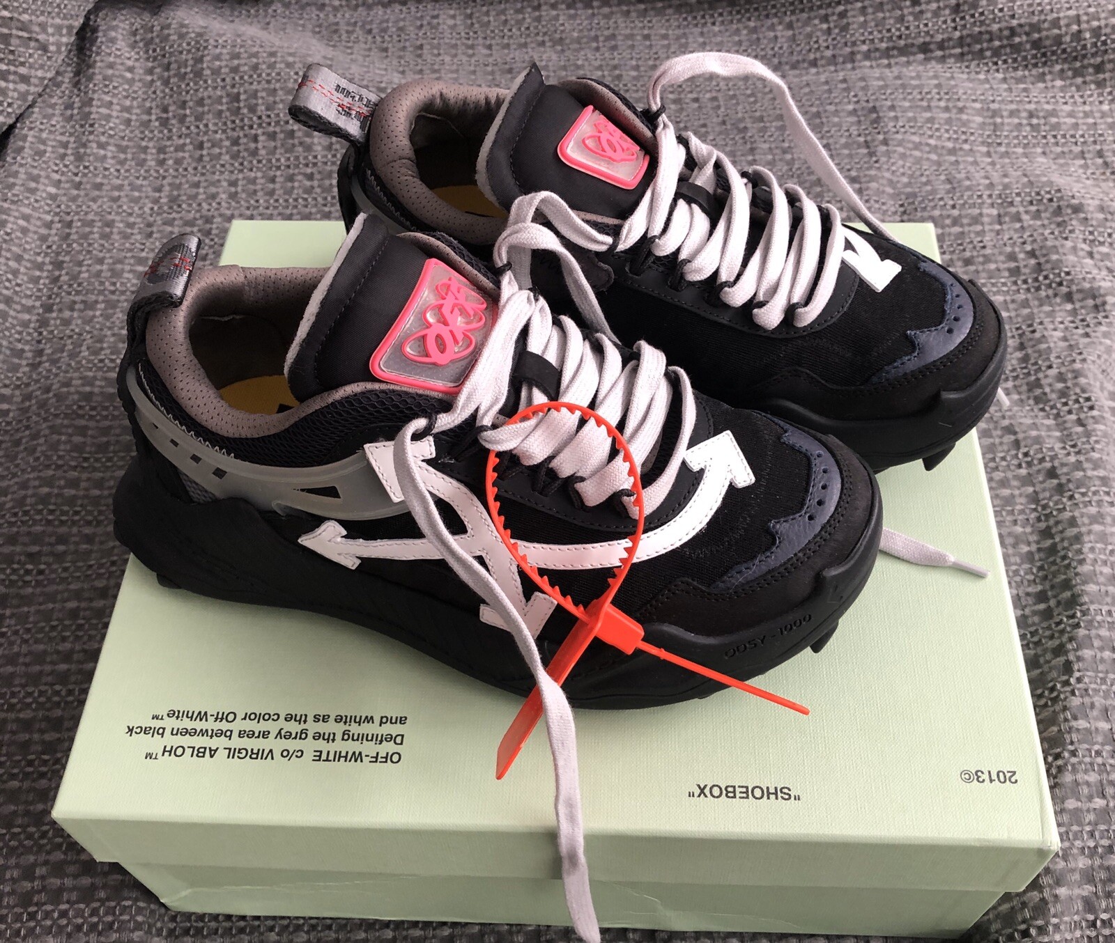 la gear flashing trainers