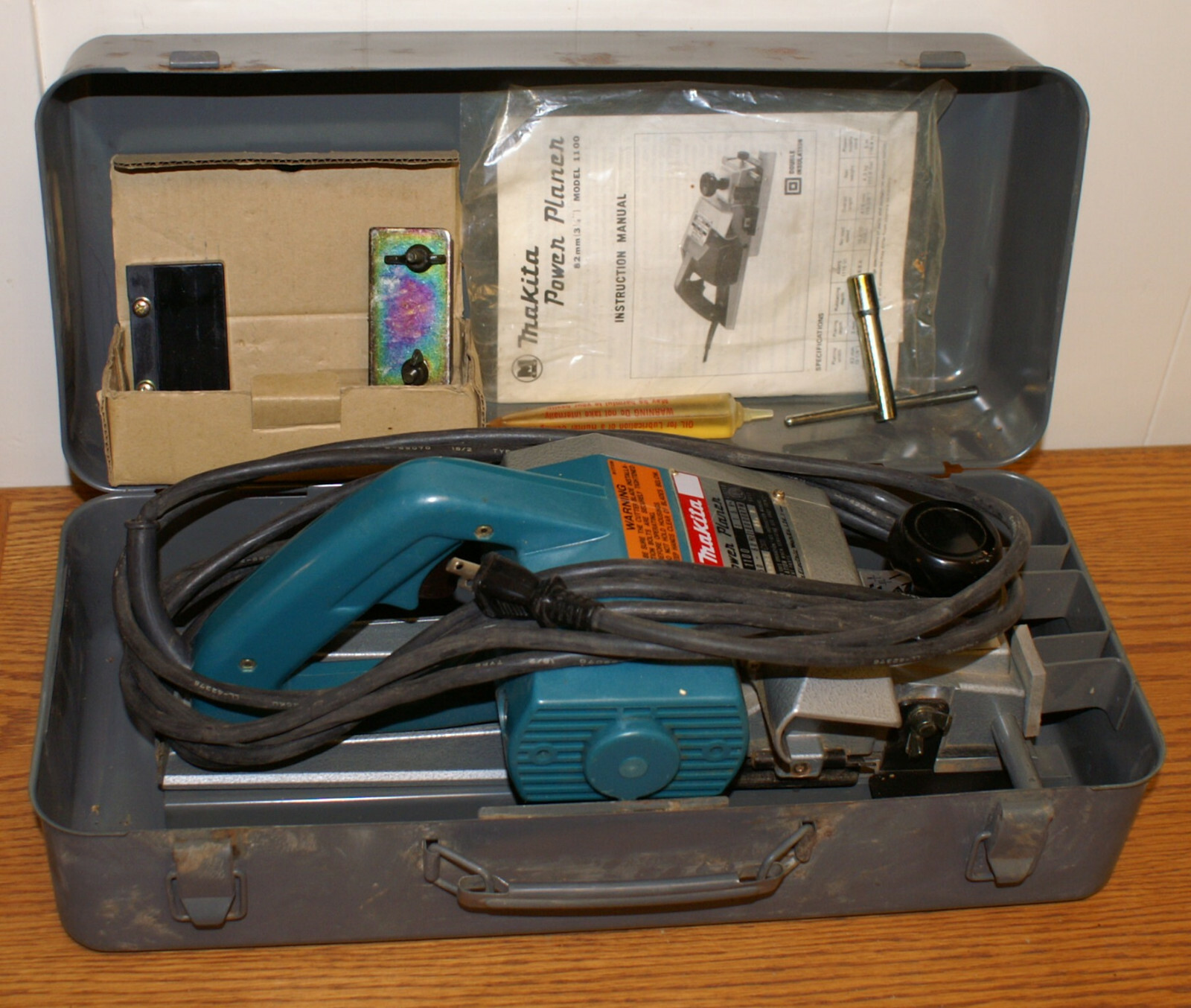 MAKITA Model 1100 Power Planer with metal case + Guide Rule + Blade Guage