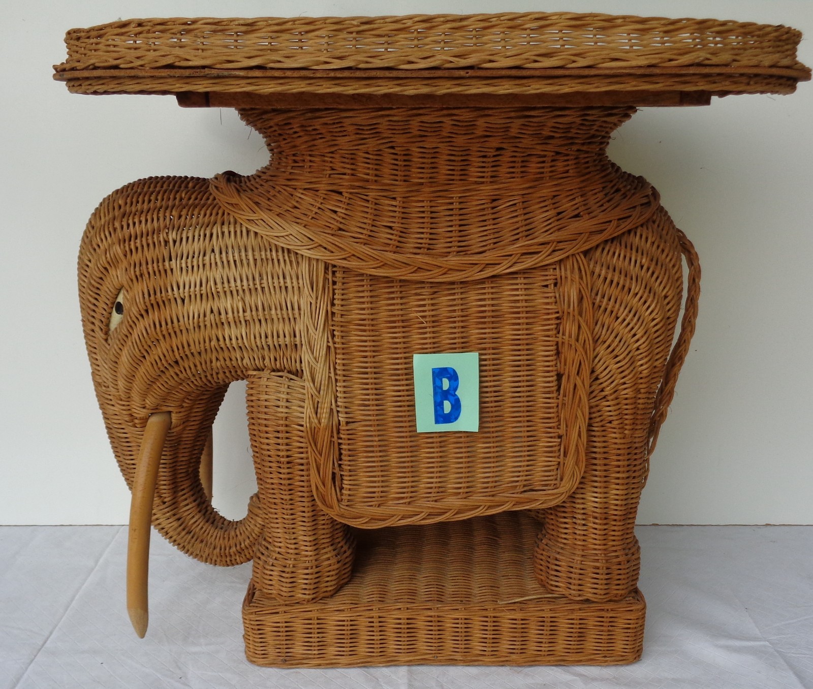 VINTAGE WICKER RATTAN ELEPHANT SIDE TABLE W REMOVABLE TRAY TOP & TUSKS STAND #B