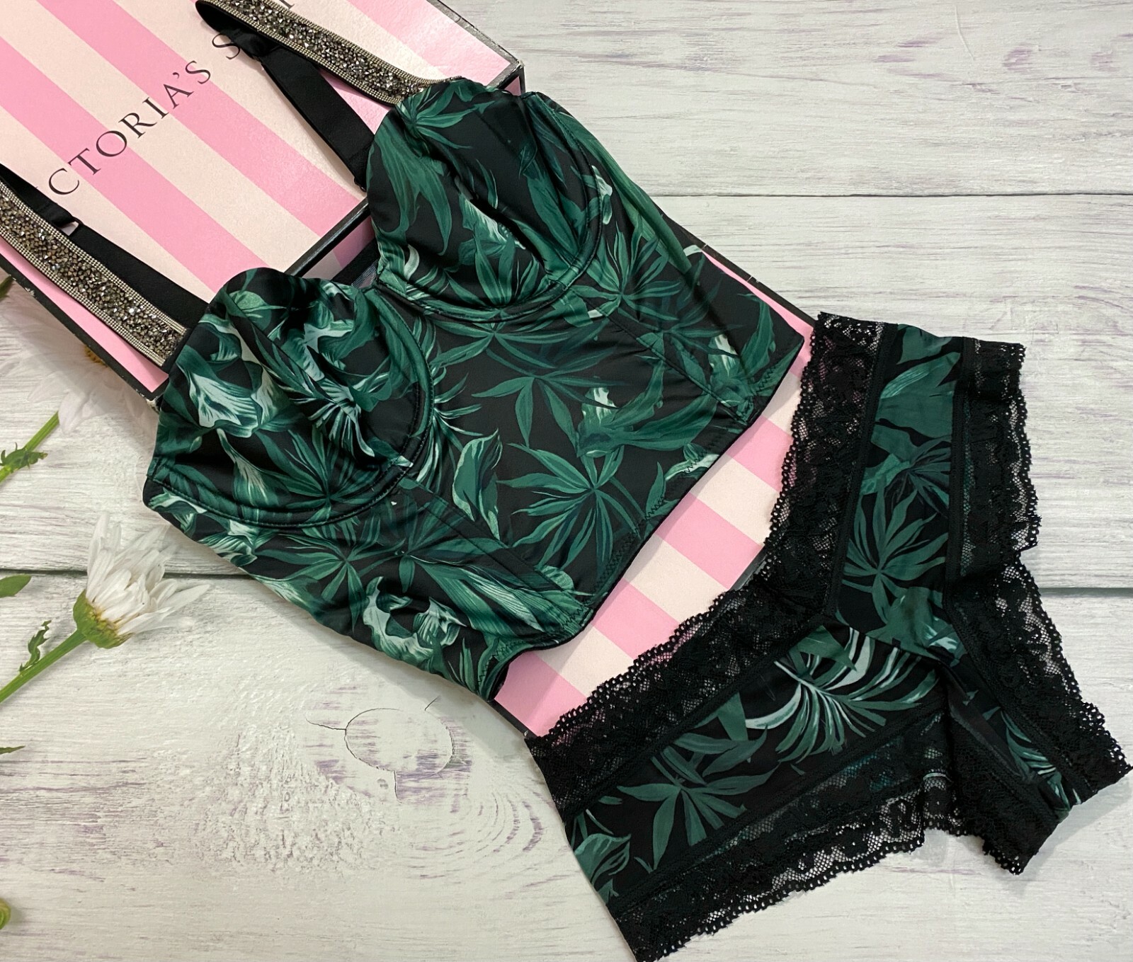 

NEW Victorias Secret VERY SEXY Shine Strap Бюстье Cheecky Set Leaves, Black/green
