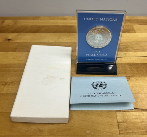 WEST.award ちびスト 1971 United Nations Sterling Silver Peace Medal w/ Stand