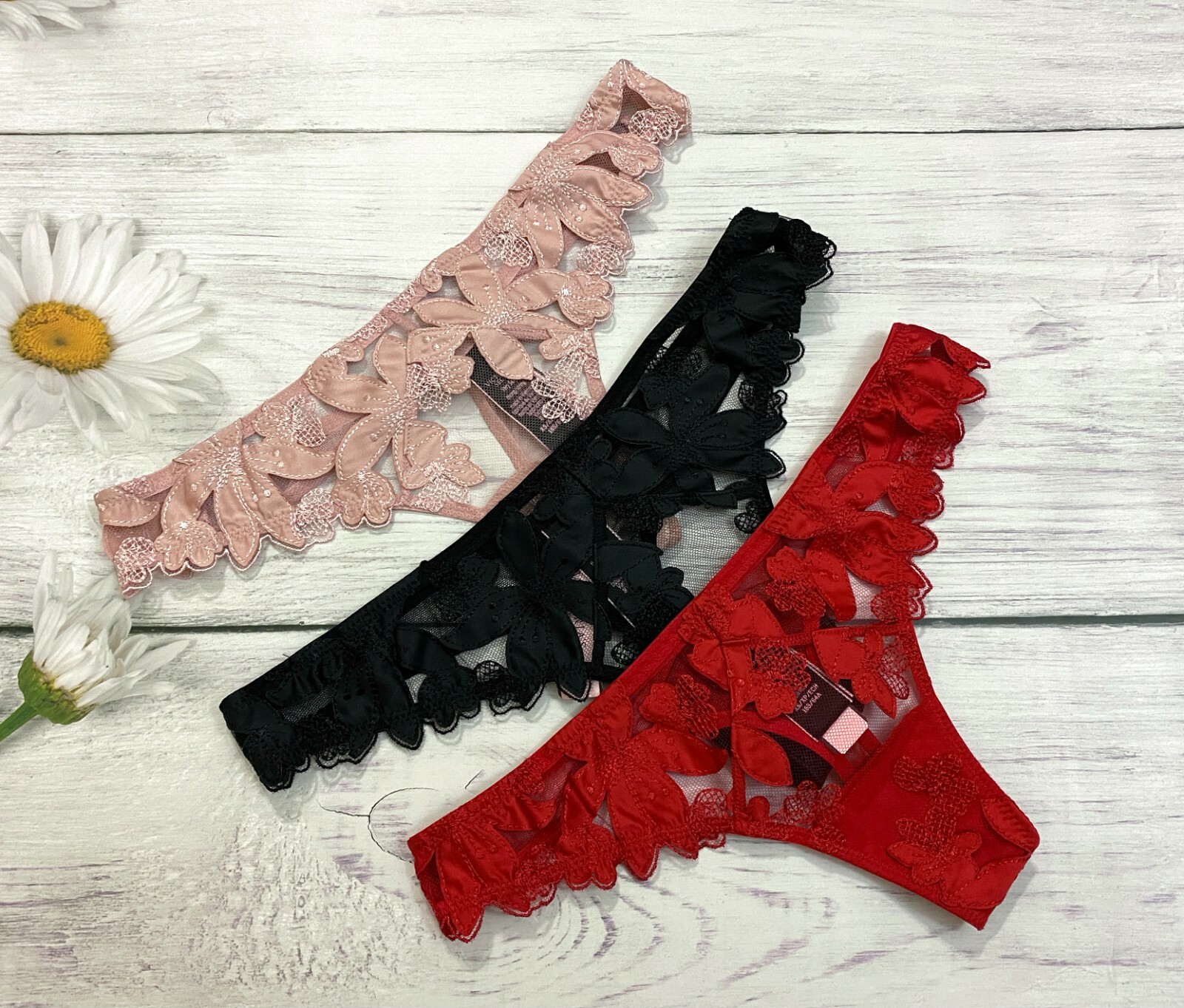 

Victorias Secret LUXE LINGERIE Трусики-стринги с вышивкой Demure Pink, Розовый