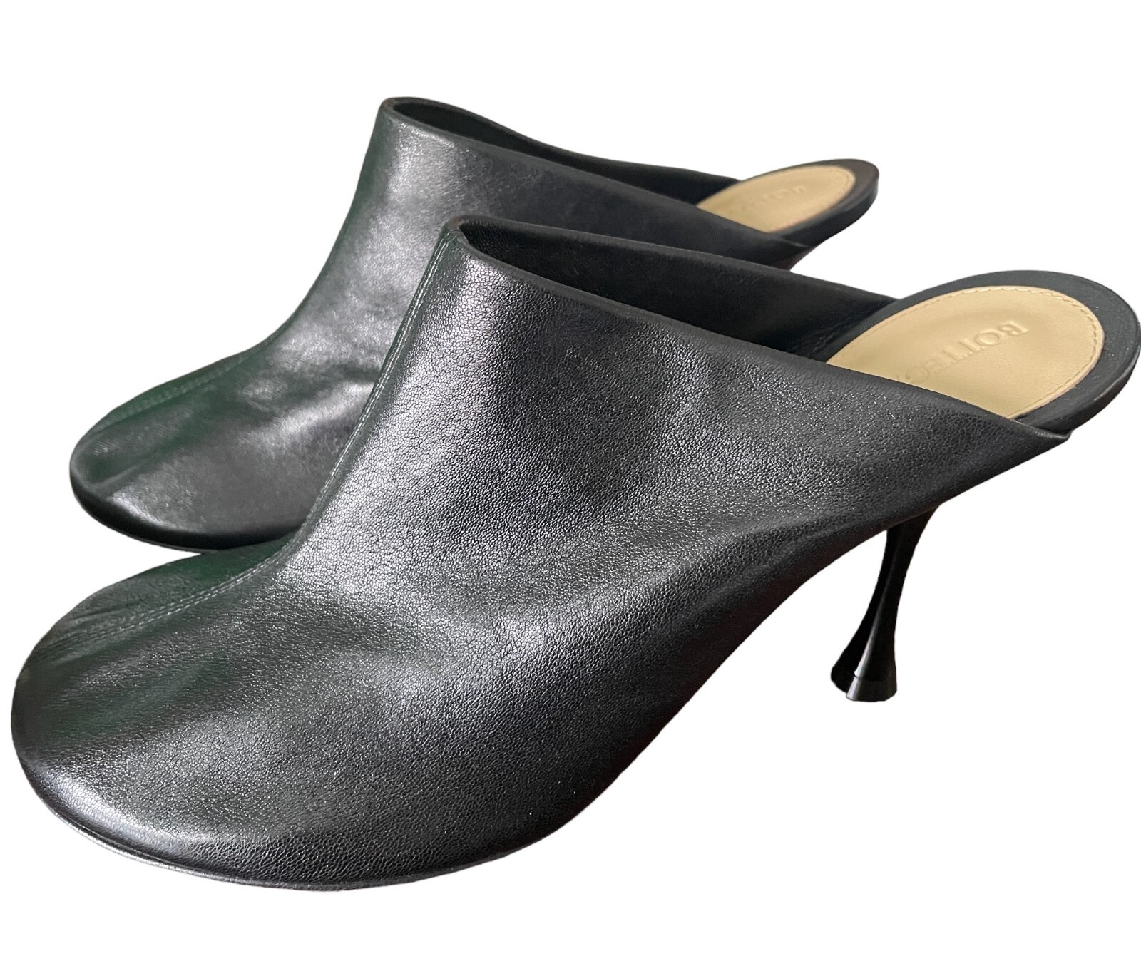 BOTTEGA VENETA 黒レザーミュール BOTTEGA VENETA Atomic パテントレザー ミュール | NET-A-PORTER