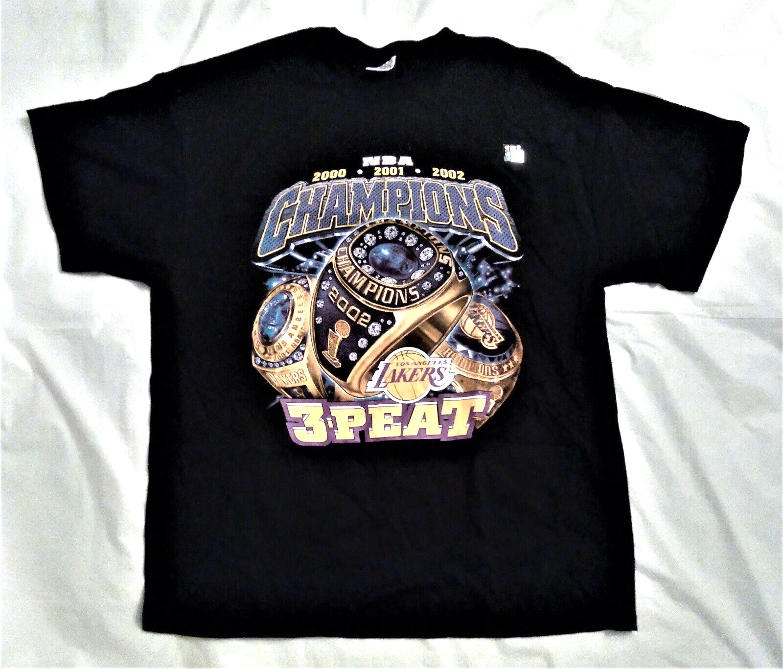 LAKERS 3PEAT NBA CHAMPIONS Tシャツ Los Angeles Lakers 3 x Champions Lakers T-Shirt By Mitchell