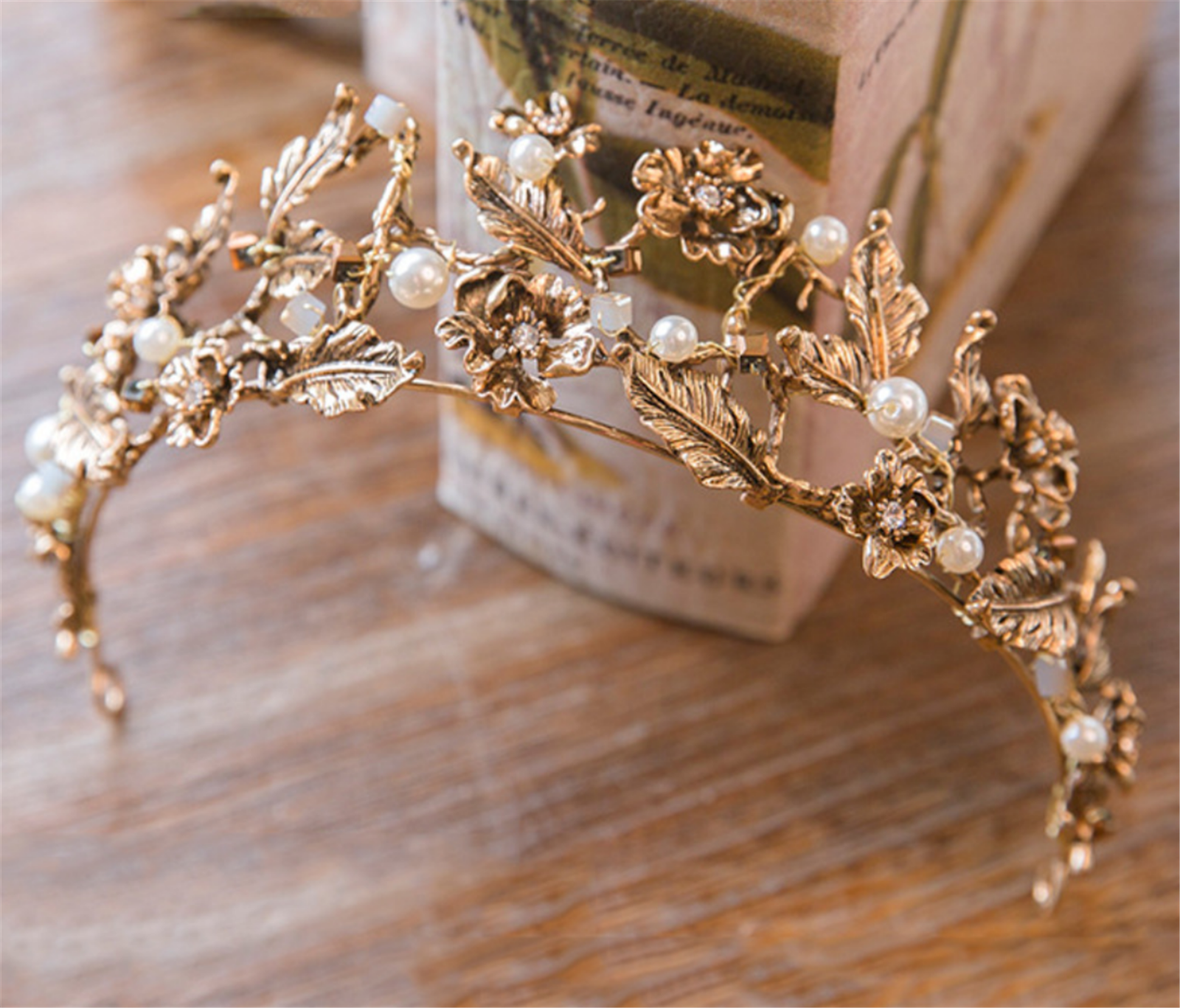 колье. свадебный фон для фотошопа. жемчуг с позолотой бусы. бусы к бежевому платью. ювелирные украшения эстетика.