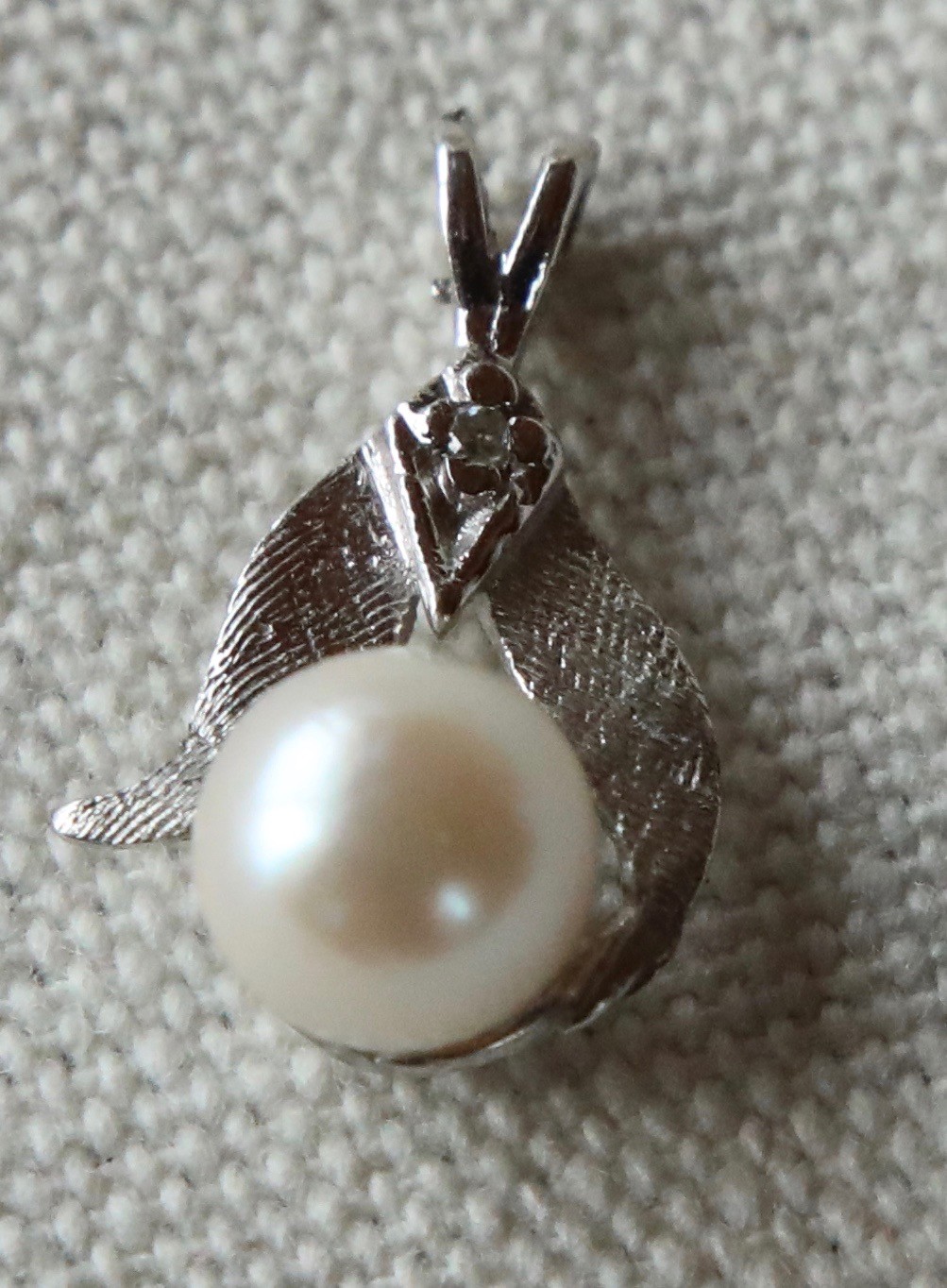 14 K white gold  pearl and diamond pendant