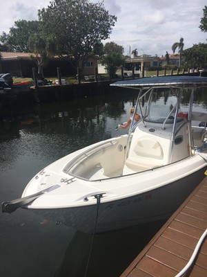 Boston Whaler Outrage 240
