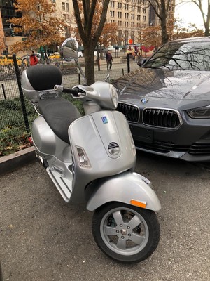 Vespa 250 GTS i.e. - silver with silver vespa case and 2 helmets